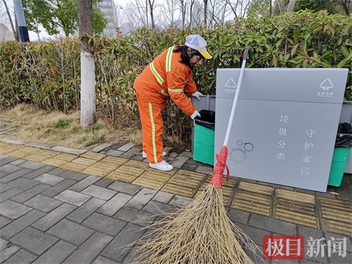 ​环卫工捡百元红包上交引热议，网友美意：自己拿着吧，环卫工：别人的钱不能要 第3张