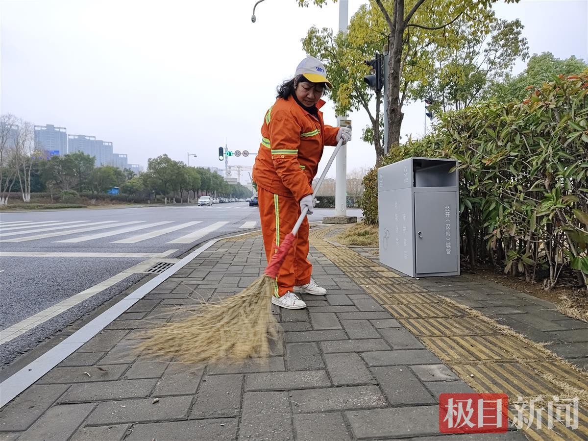​环卫工捡百元红包上交引热议，网友美意：自己拿着吧，环卫工：别人的钱不能要 第2张