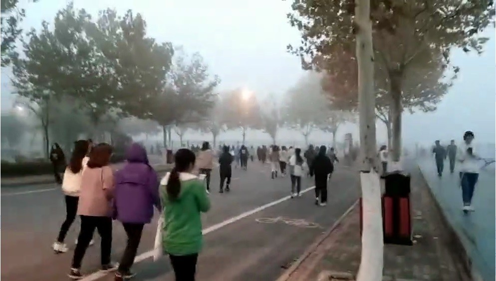 高校学生雾霾晨跑 网友:不怕跑迷路么? 第1张 高校学生雾霾晨跑 网友:不怕跑迷路么? 第1张